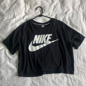 Nike Women’s Black Cropped Tee Size Medium.